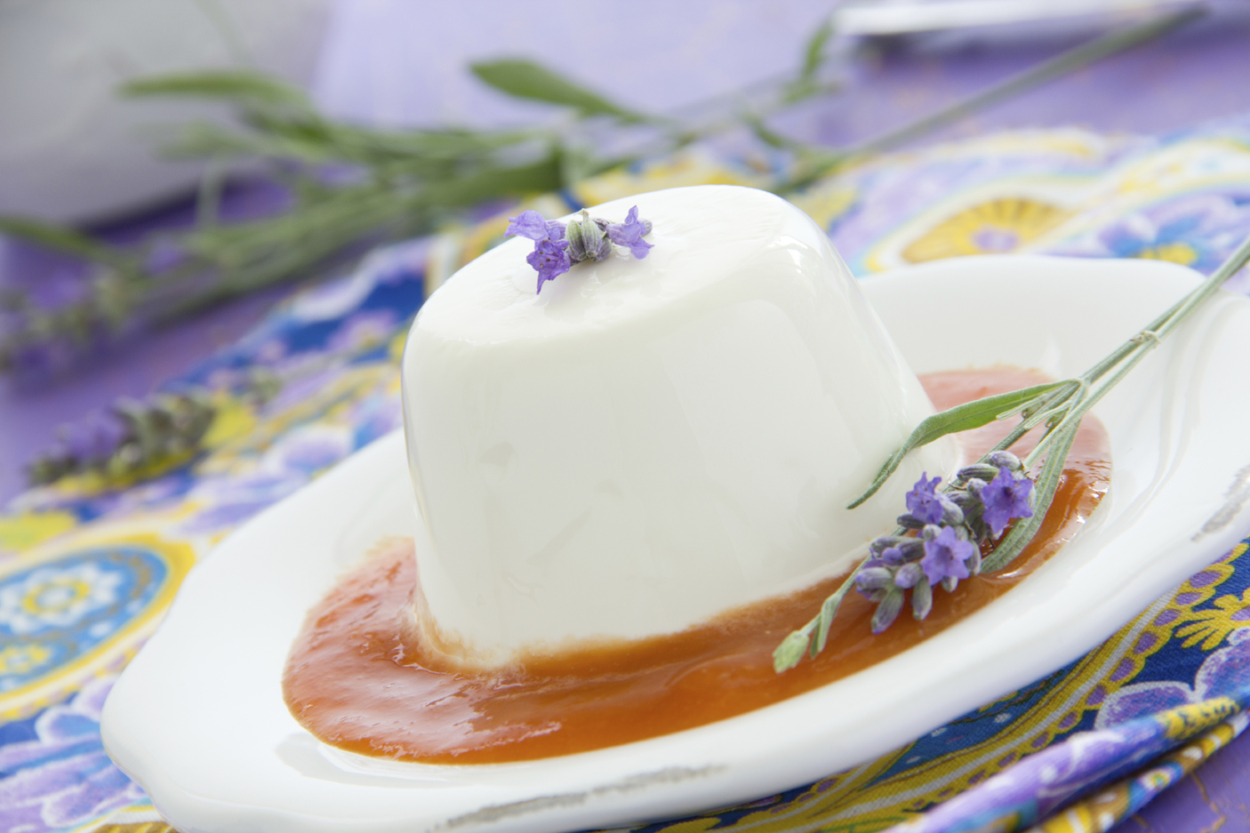 Lavendli-pannacotta virsikupüreega