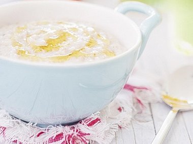 Porridge per la colazione con yogurt e miele