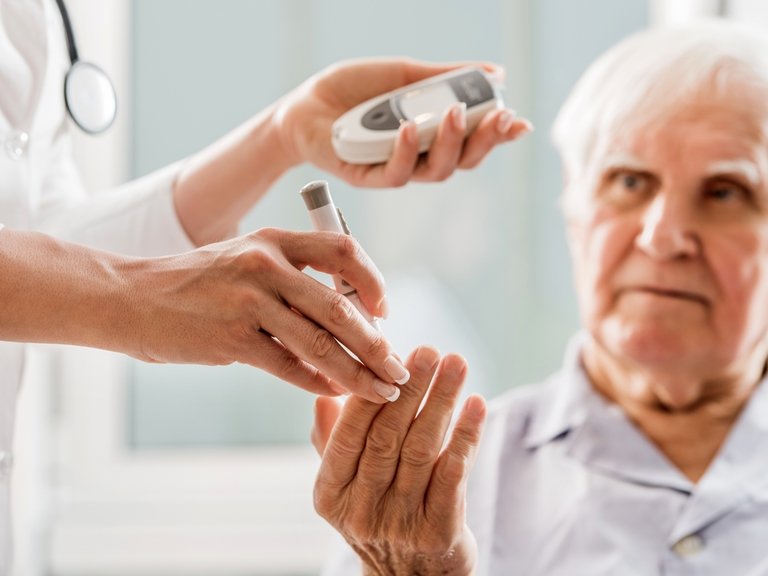 Mnogi ljudi misle da dijabetes izaziva to što jedu suviše šećera, ali, naravno, to nije tako jednostavno!